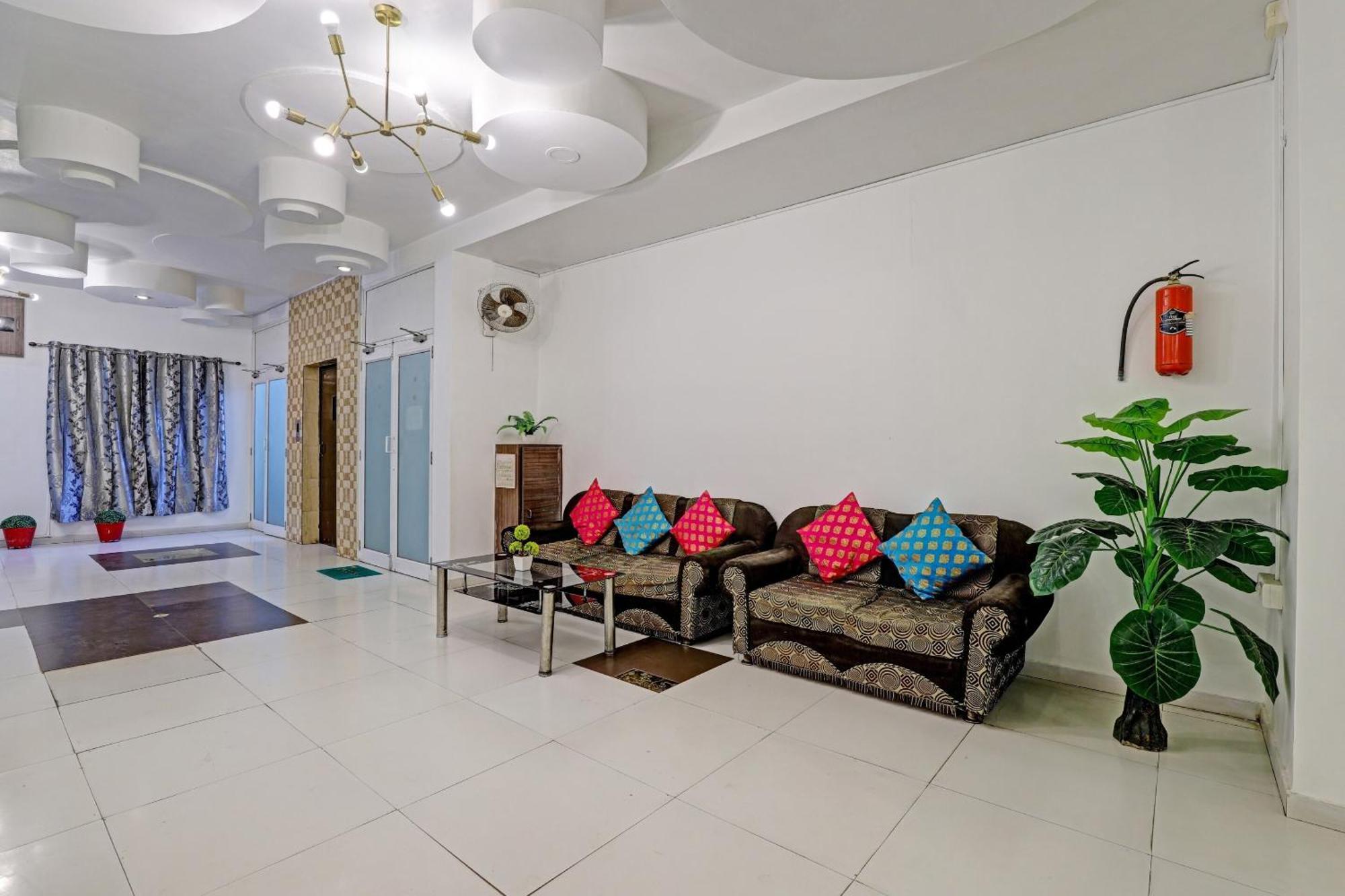 Hotel Velvet Rajkot Exterior foto
