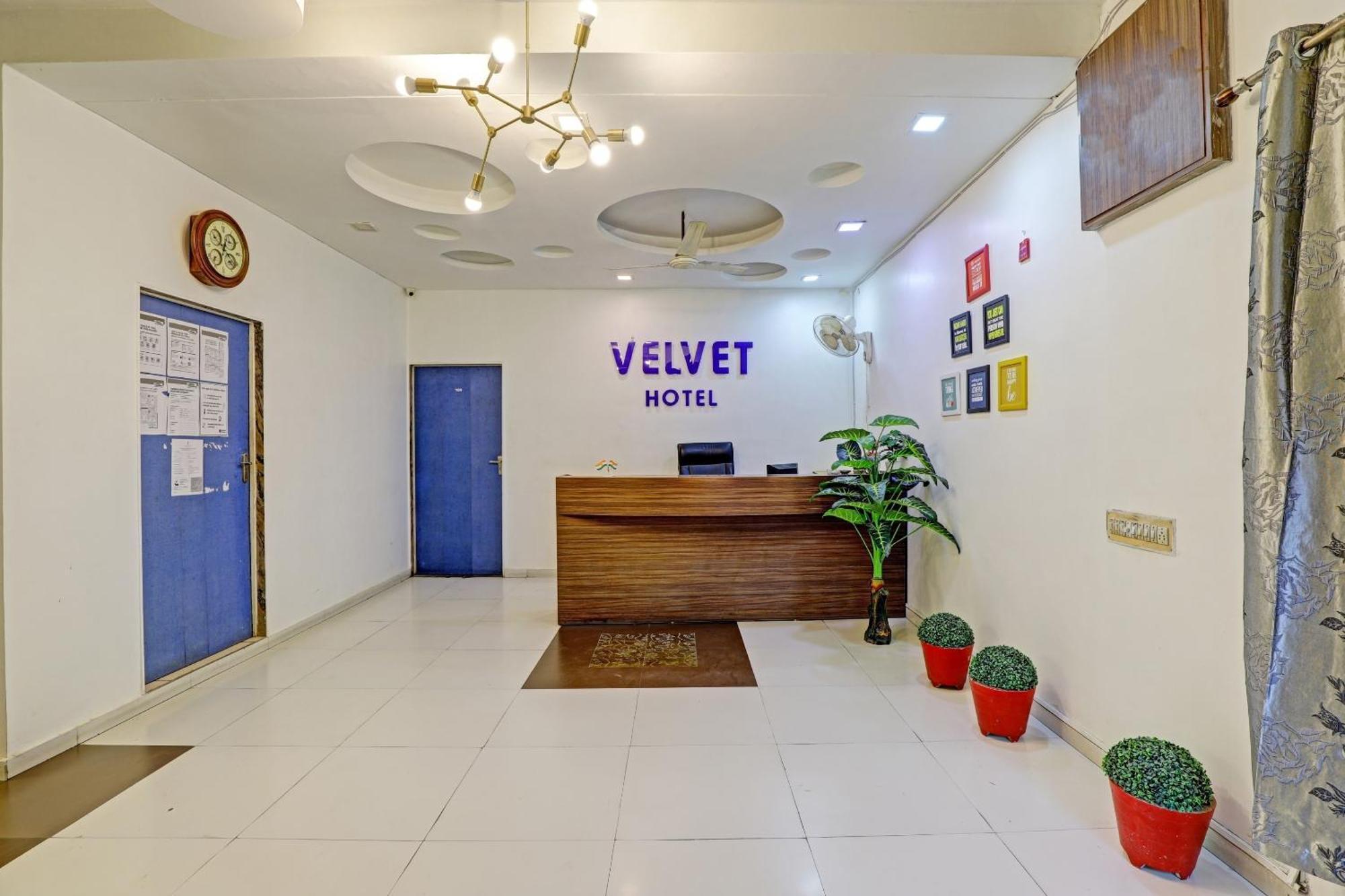 Hotel Velvet Rajkot Exterior foto