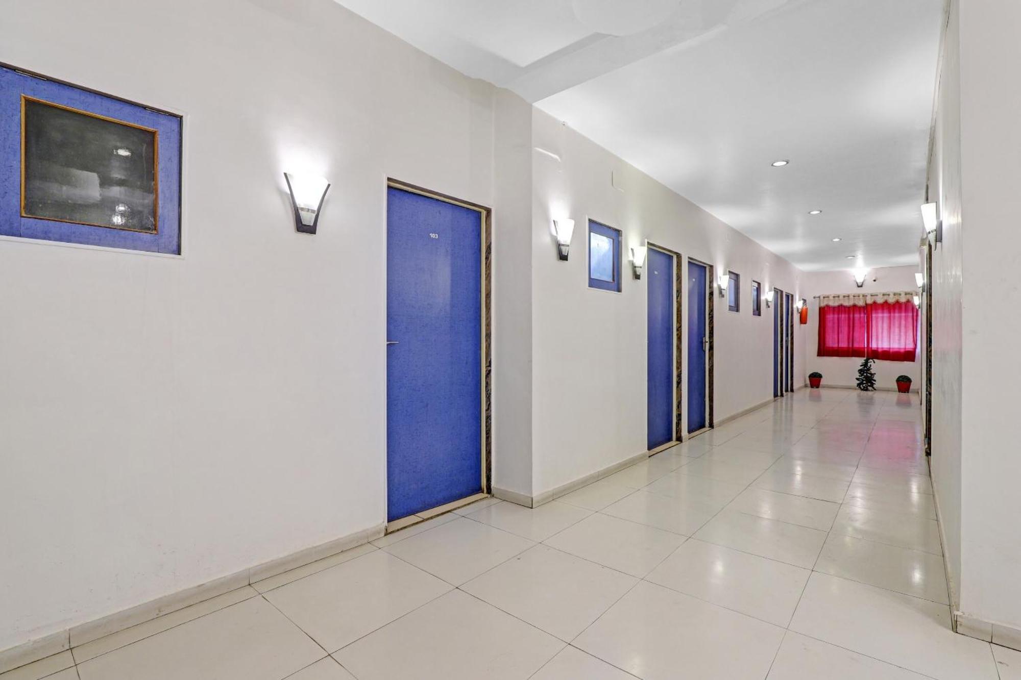 Hotel Velvet Rajkot Exterior foto